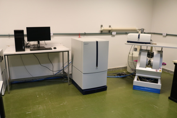 Espectrômetro de ressonância eletrônica CW (Bruker EMX plus-6_P_L system)